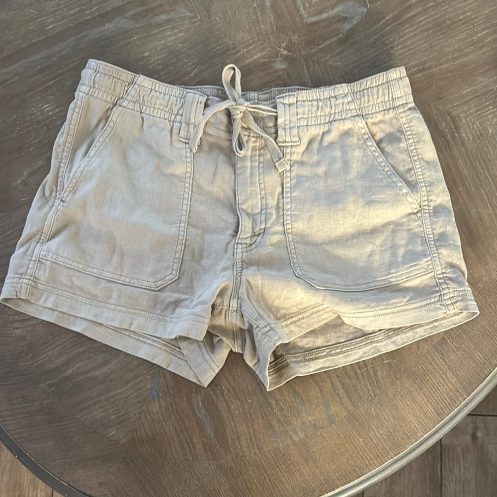 Cream Cargo Shorts with Elastic Waistband and Relaxed Fit